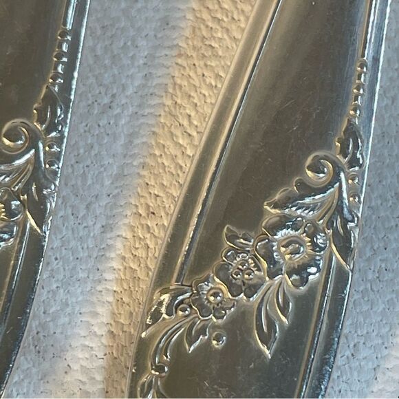 12 salad forks Oneida Tudor Plate QUEEN BESS II Vintage 1946 Silver Plate - Picture 9 of 15